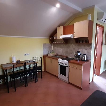 Rozmaring Apartmanok Gyula Bagian luar foto
