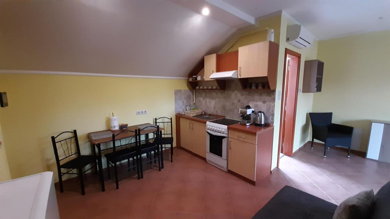 Rozmaring Apartmanok Gyula Bagian luar foto