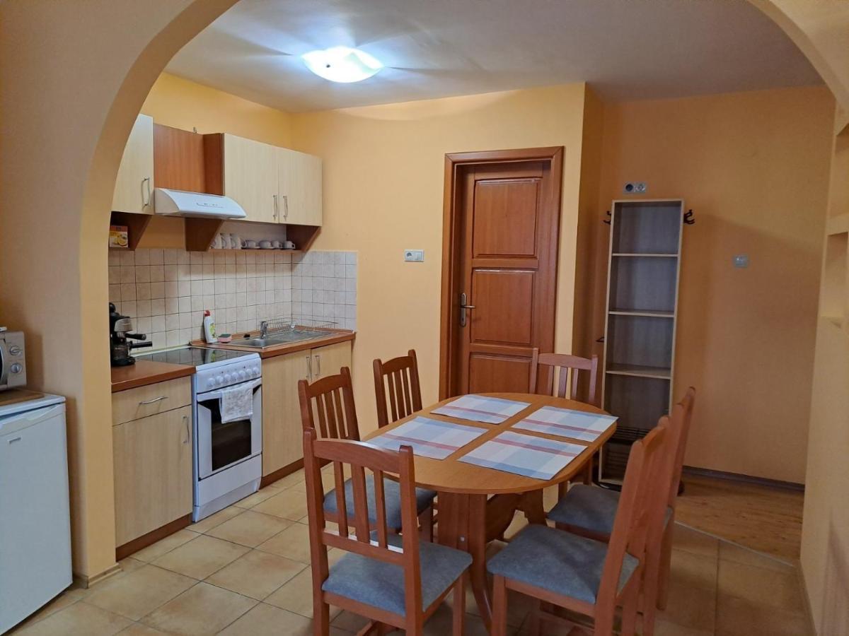 Rozmaring Apartmanok Gyula Bagian luar foto