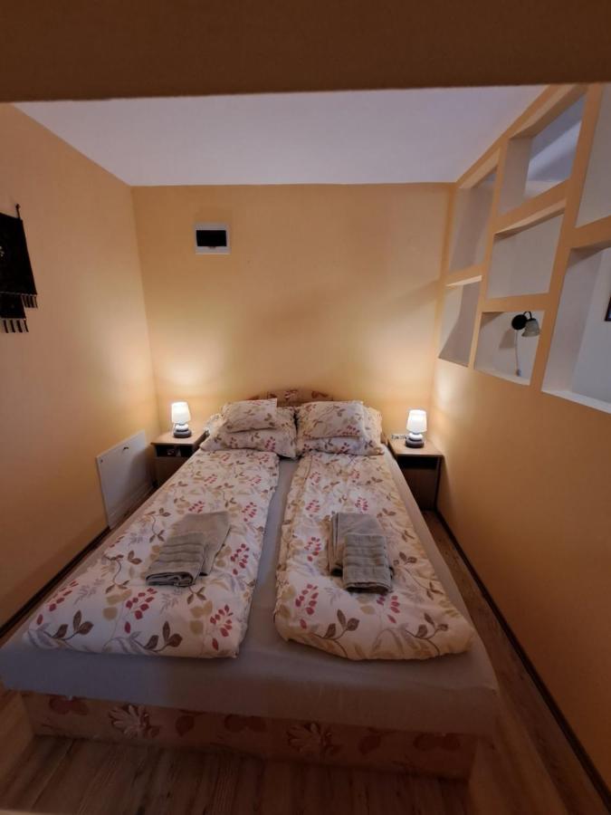 Rozmaring Apartmanok Gyula Bagian luar foto