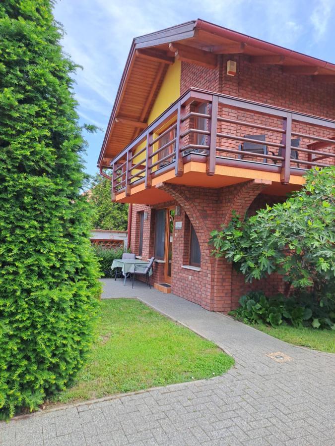 Rozmaring Apartmanok Gyula Bagian luar foto