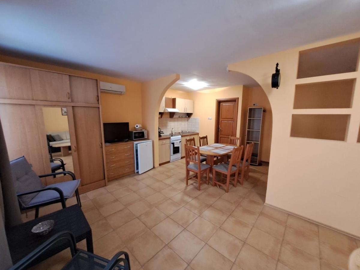 Rozmaring Apartmanok Gyula Bagian luar foto