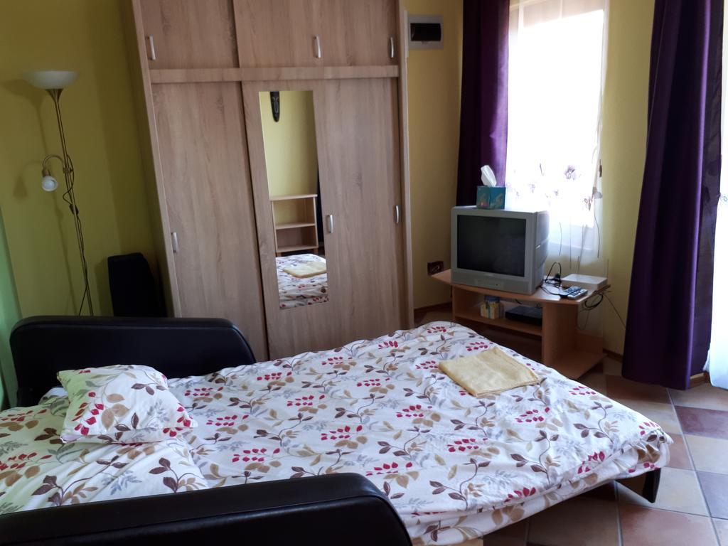 Rozmaring Apartmanok Gyula Bagian luar foto