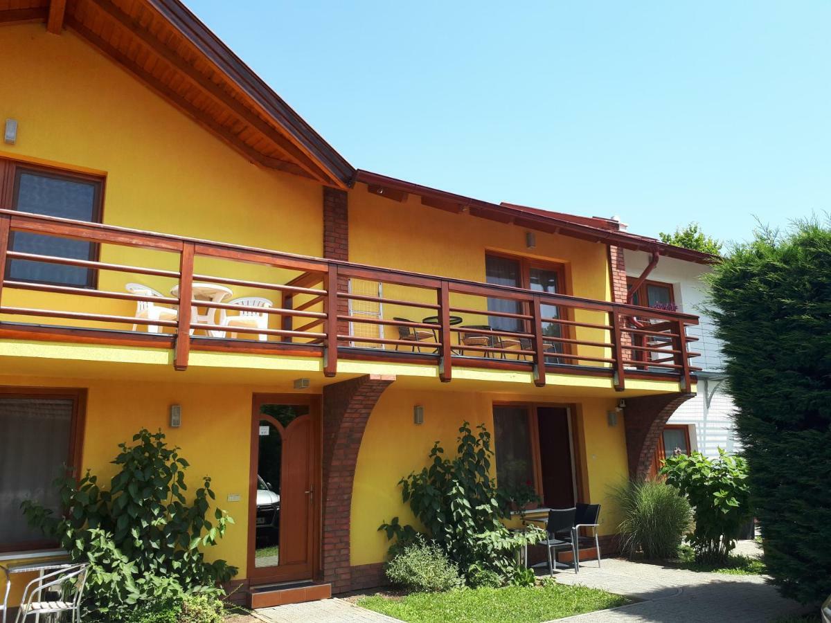 Rozmaring Apartmanok Gyula Bagian luar foto