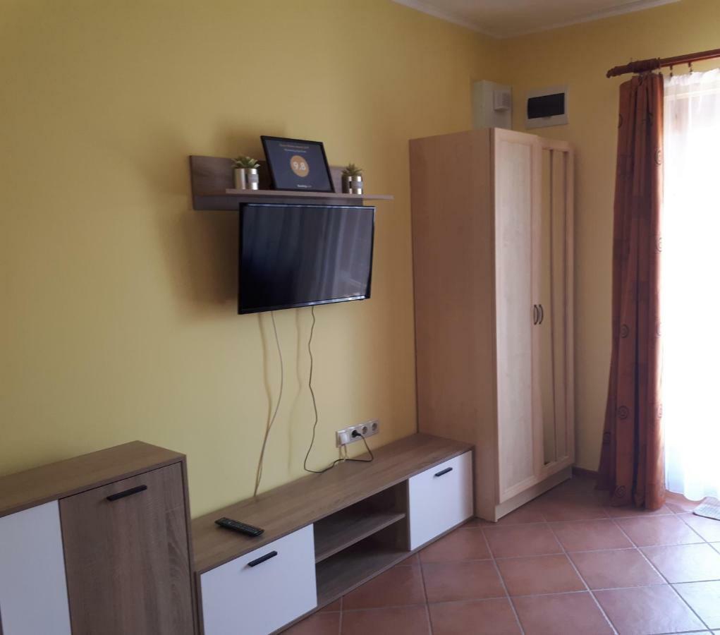 Rozmaring Apartmanok Gyula Bagian luar foto